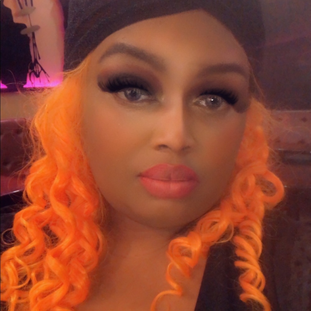 Meet your Posher, Mona